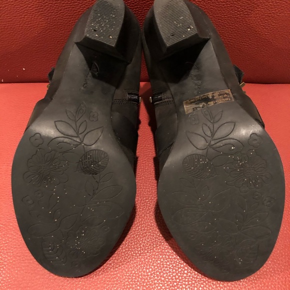 EUC CLARKS BLACK LEATHER BOOTIES - Picture 8 of 8
